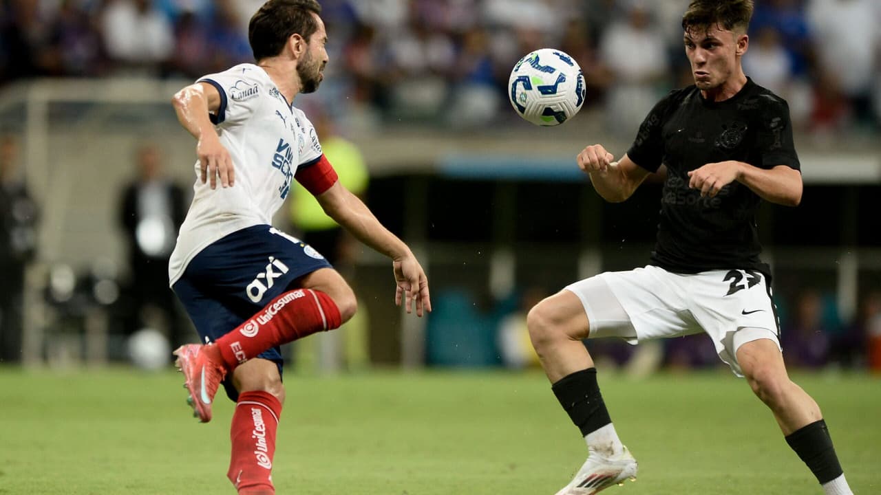 Analista comenta disputa no meio-campo do Corinthians e projeta futuro no clube
