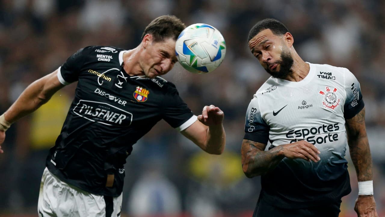 Comentarista critica atuação apagada de Memphis Depay em partida pelo Corinthians.