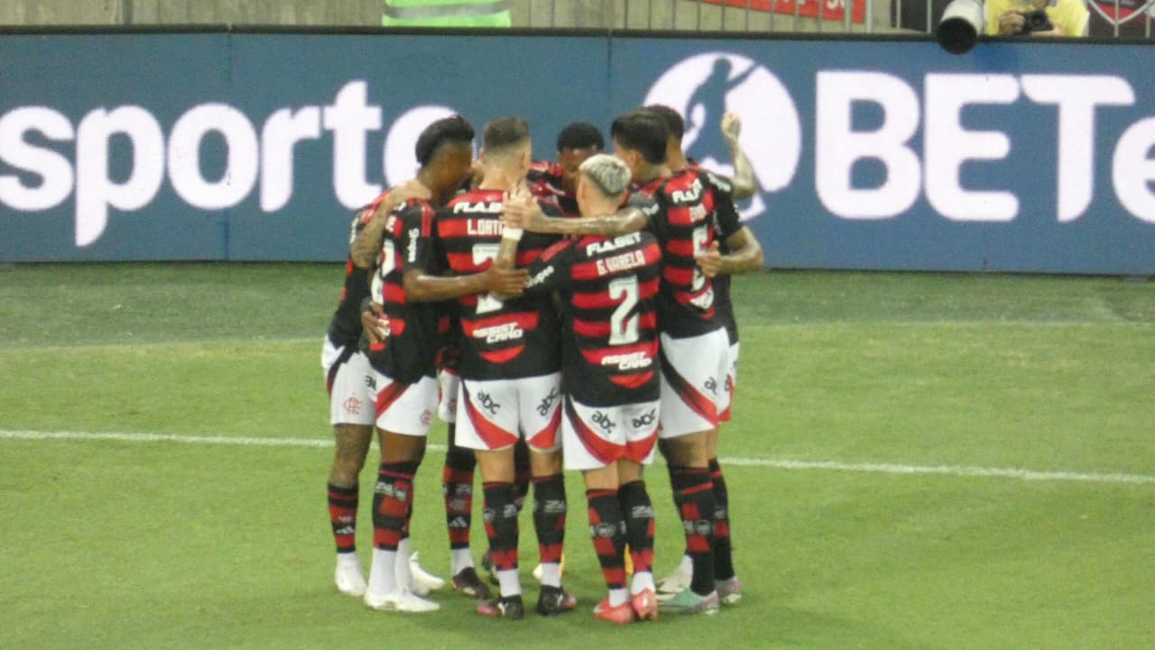 Jogador do Flamengo envolvido em polêmica amorosa com ex de ator global