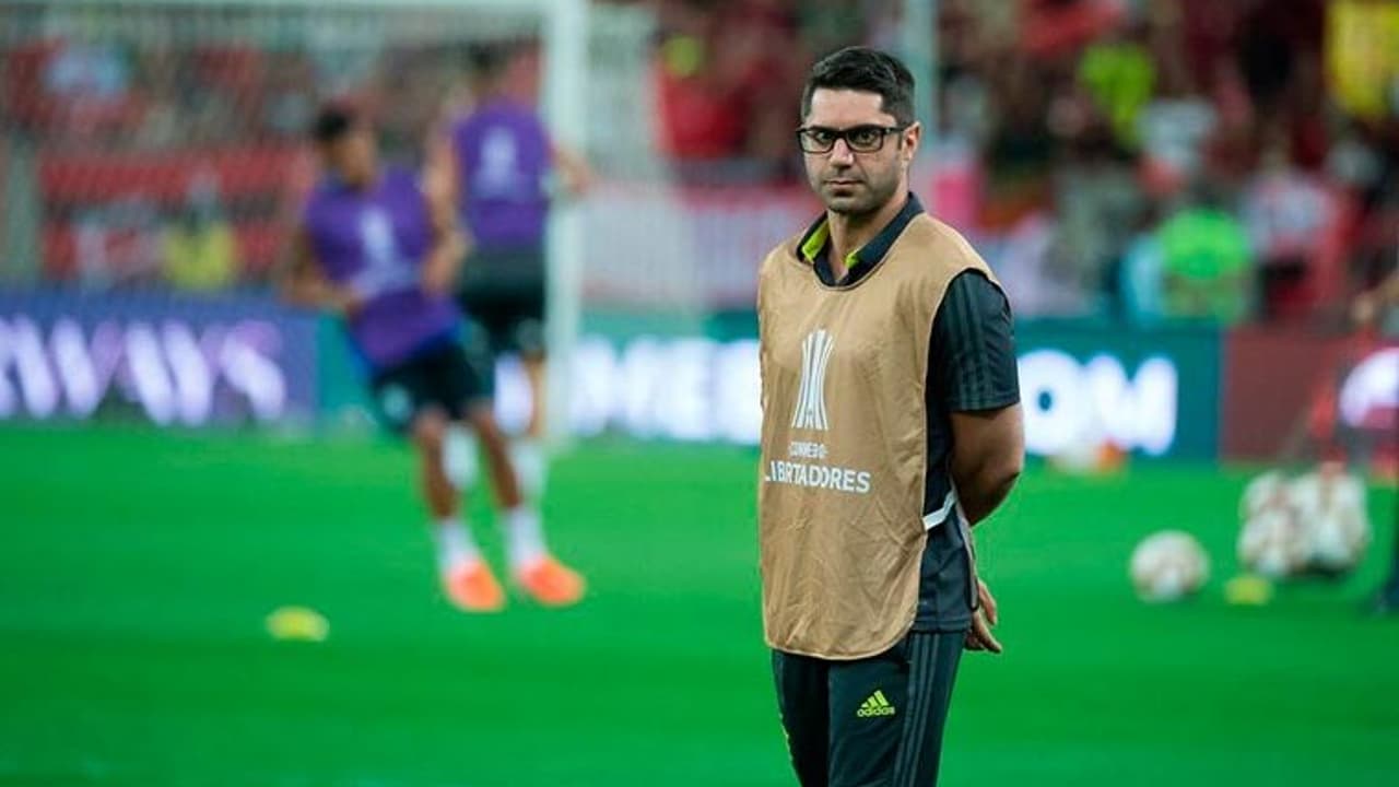 Ex-médico do Flamengo critica diretoria por incidência de lesões em jogadores.