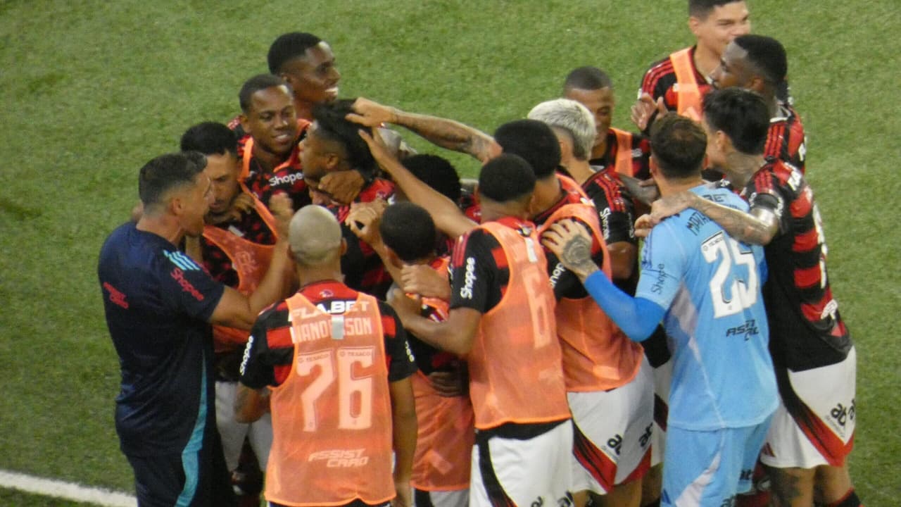 Elenco do Flamengo se reapresenta após dias de folga nesta terça-feira.