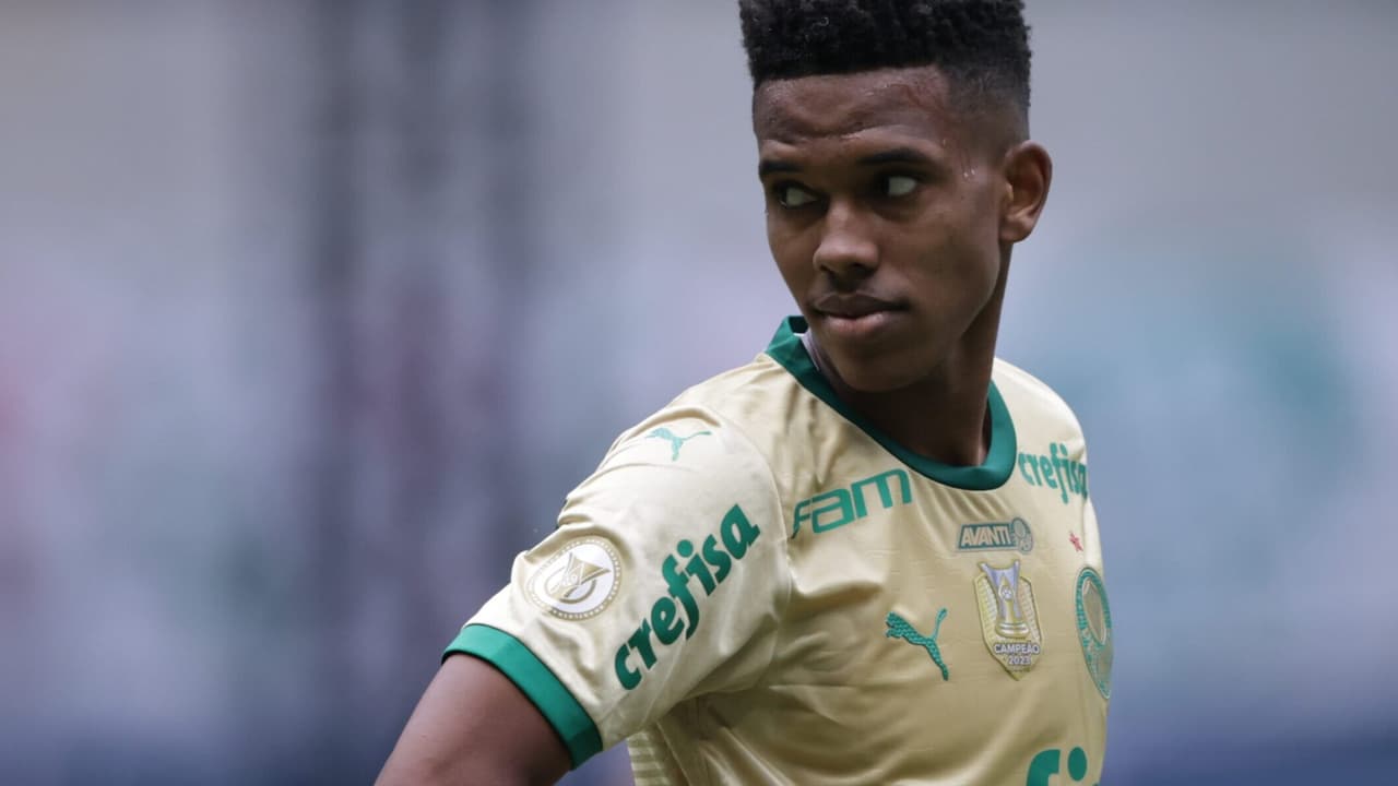 Estêvão comenta que Vitor Roque estará entre craques em novo time.