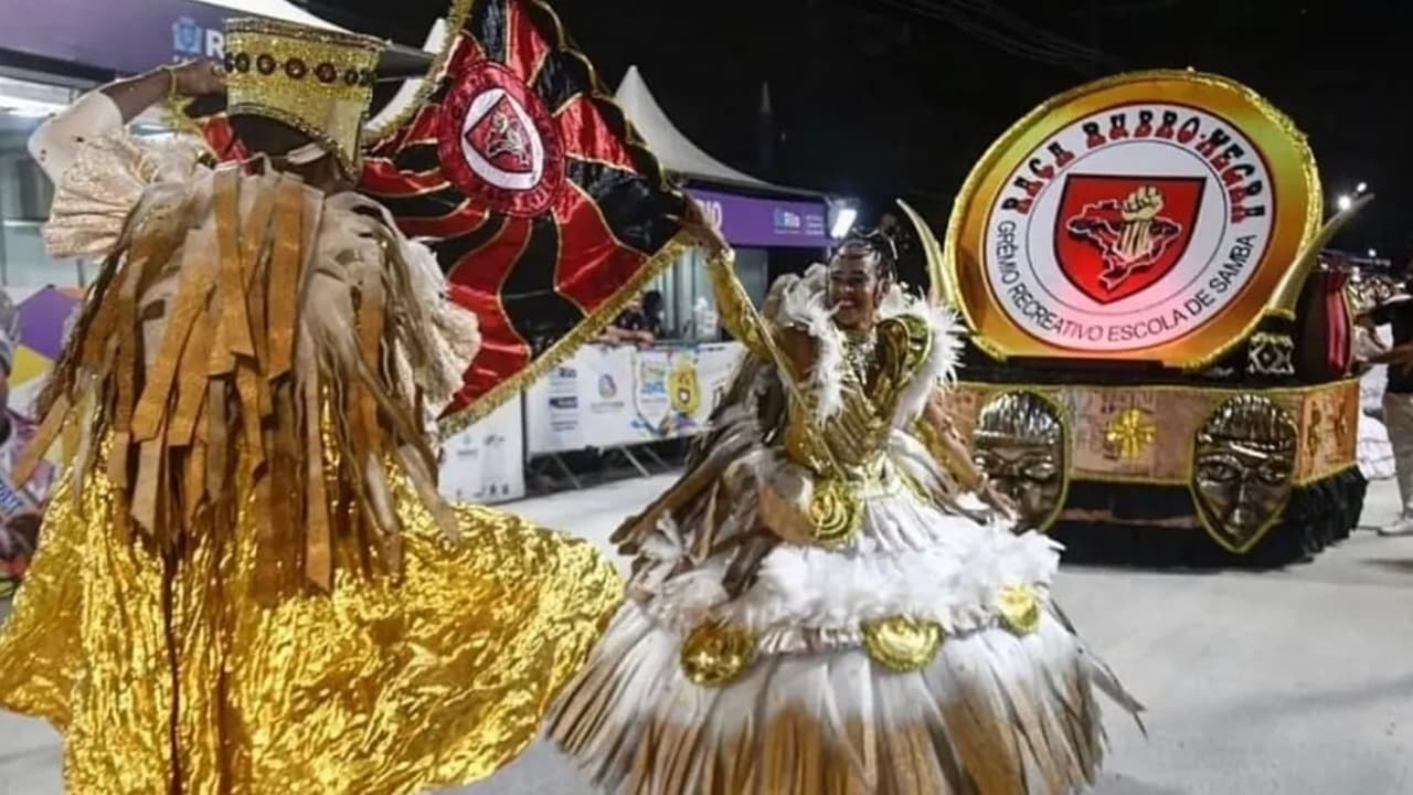 Escola de samba de torcedores rubro-negros é rebaixada no Carnaval carioca.