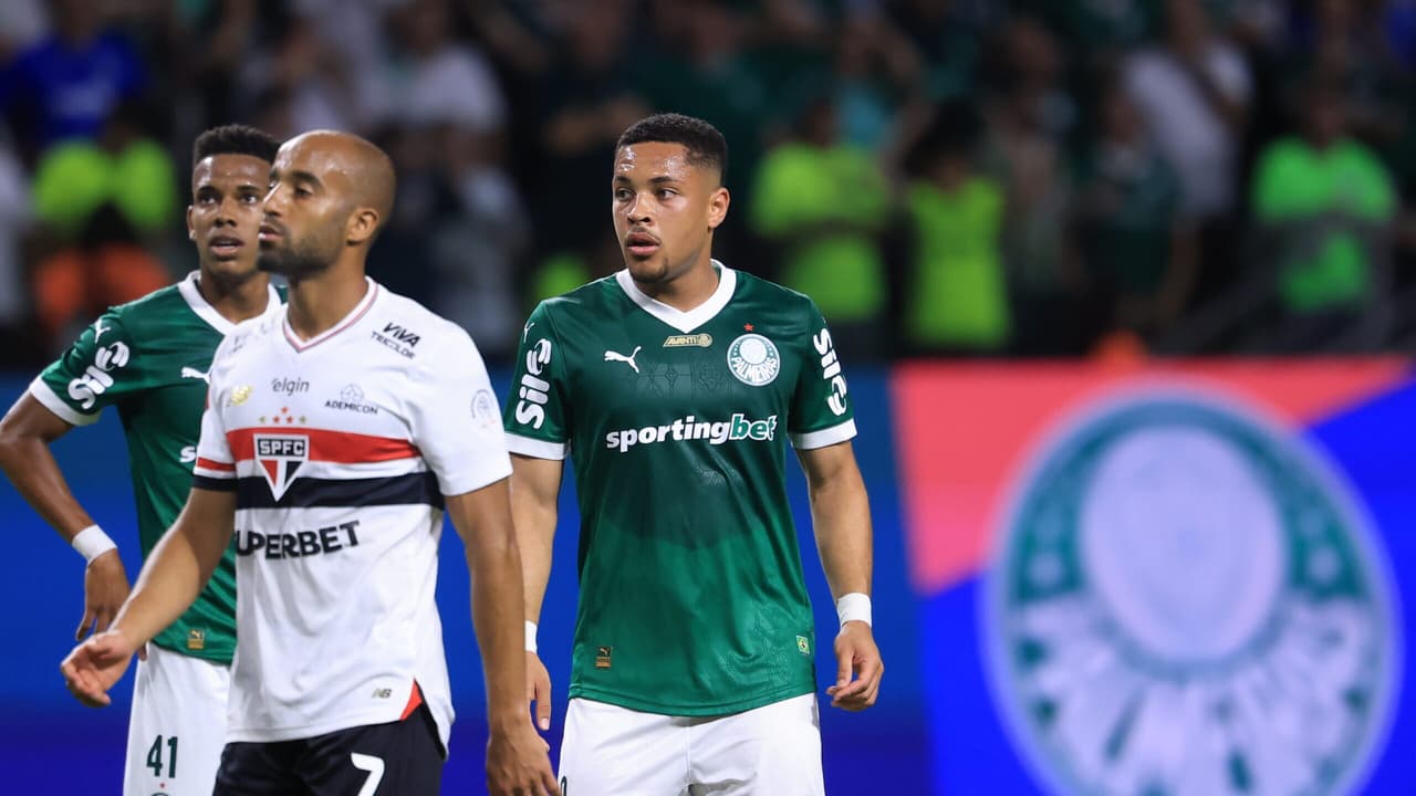Ídolo do Palmeiras opina sobre lance polêmico de pênalti em Vitor Roque.