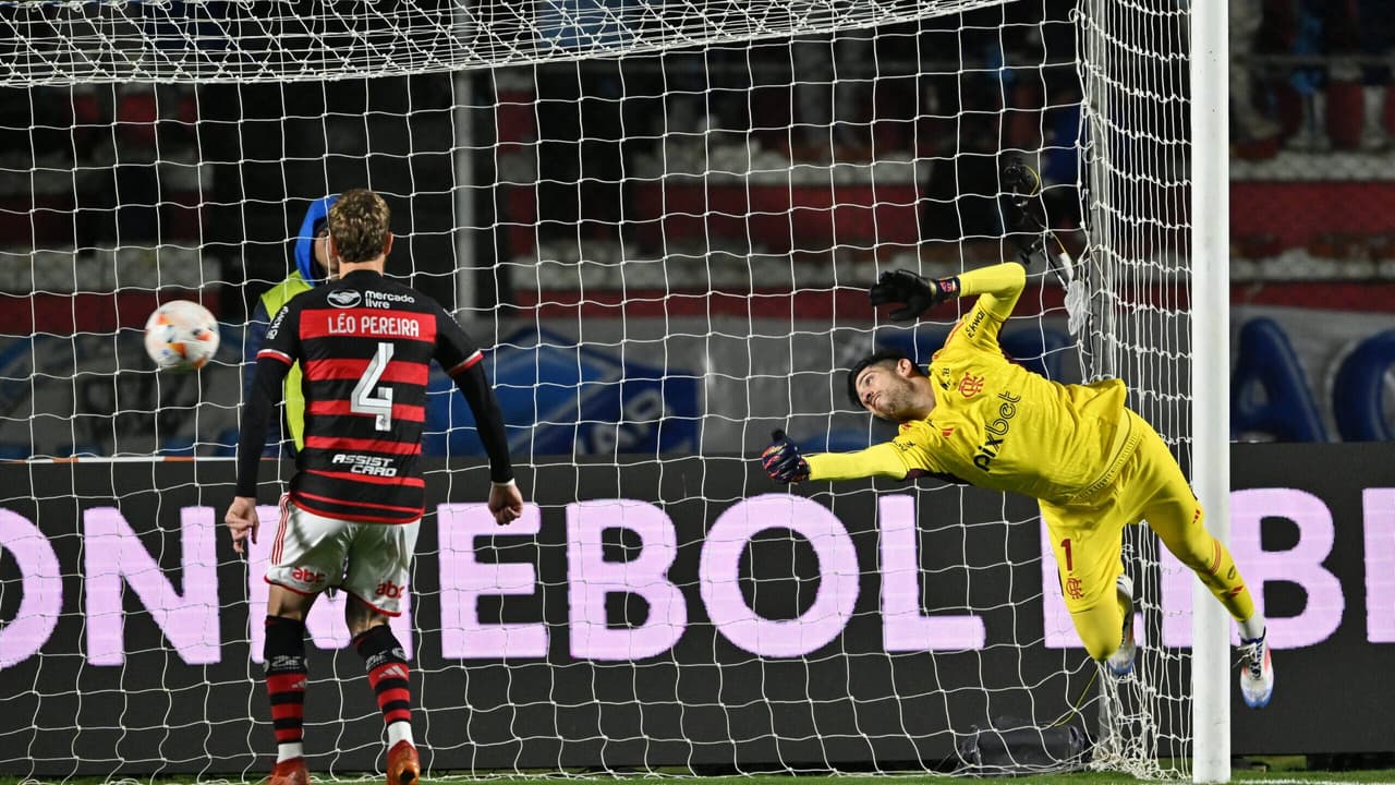 Flamengo busca superar desafio na altitude em confronto contra LDU na Libertadores.