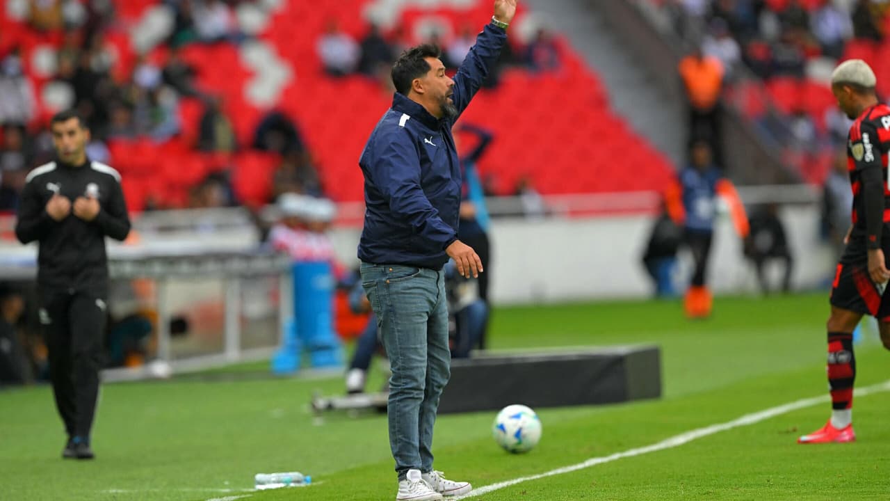 Técnico da LDU elogia time do Flamengo após empate em jogo desafiador.