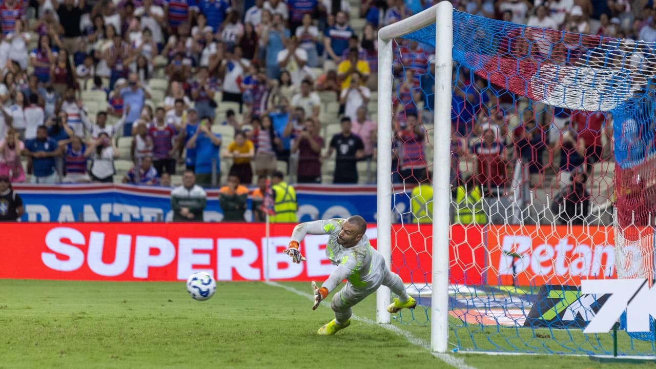 Weverton comemora defesa de pênalti e reforça: 