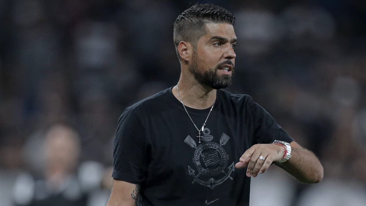 Antônio Oliveira recorda episódio da saída de ex-jogador do Corinthians: