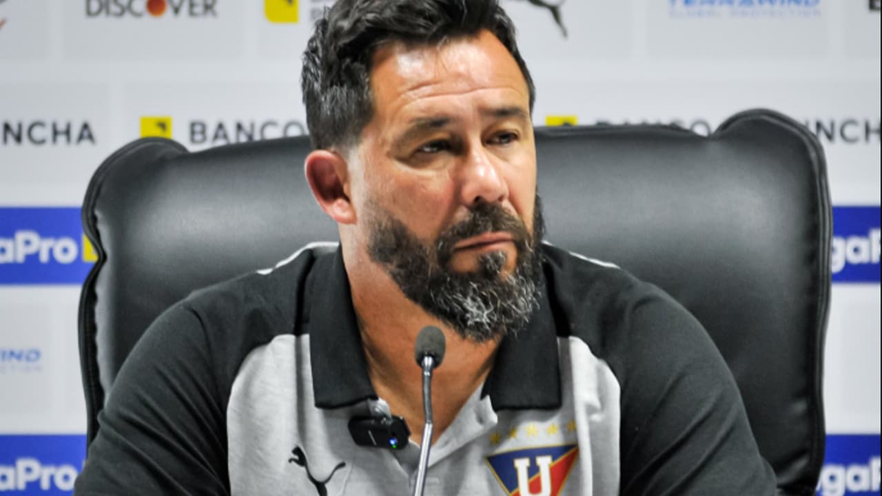 Técnico da LDU se prepara estrategicamente para duelo com o Flamengo na Libertadores.