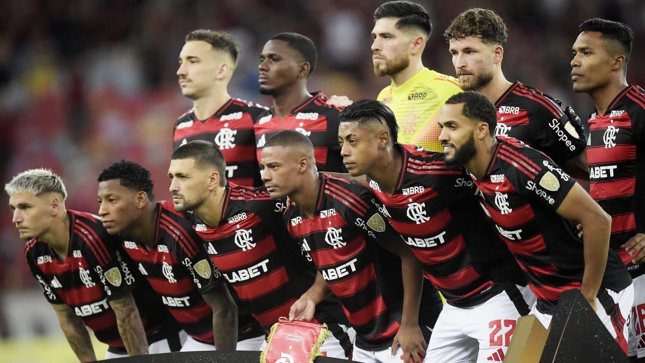 Torcedores do Flamengo se empolgam com lance de pênalti de Léo Pereira