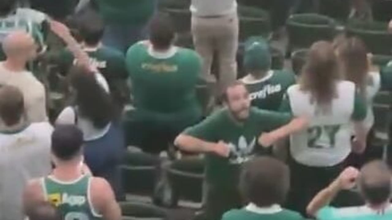 Palmeiras expulsa sócio-torcedor por gestos racistas; polícia civil investiga.