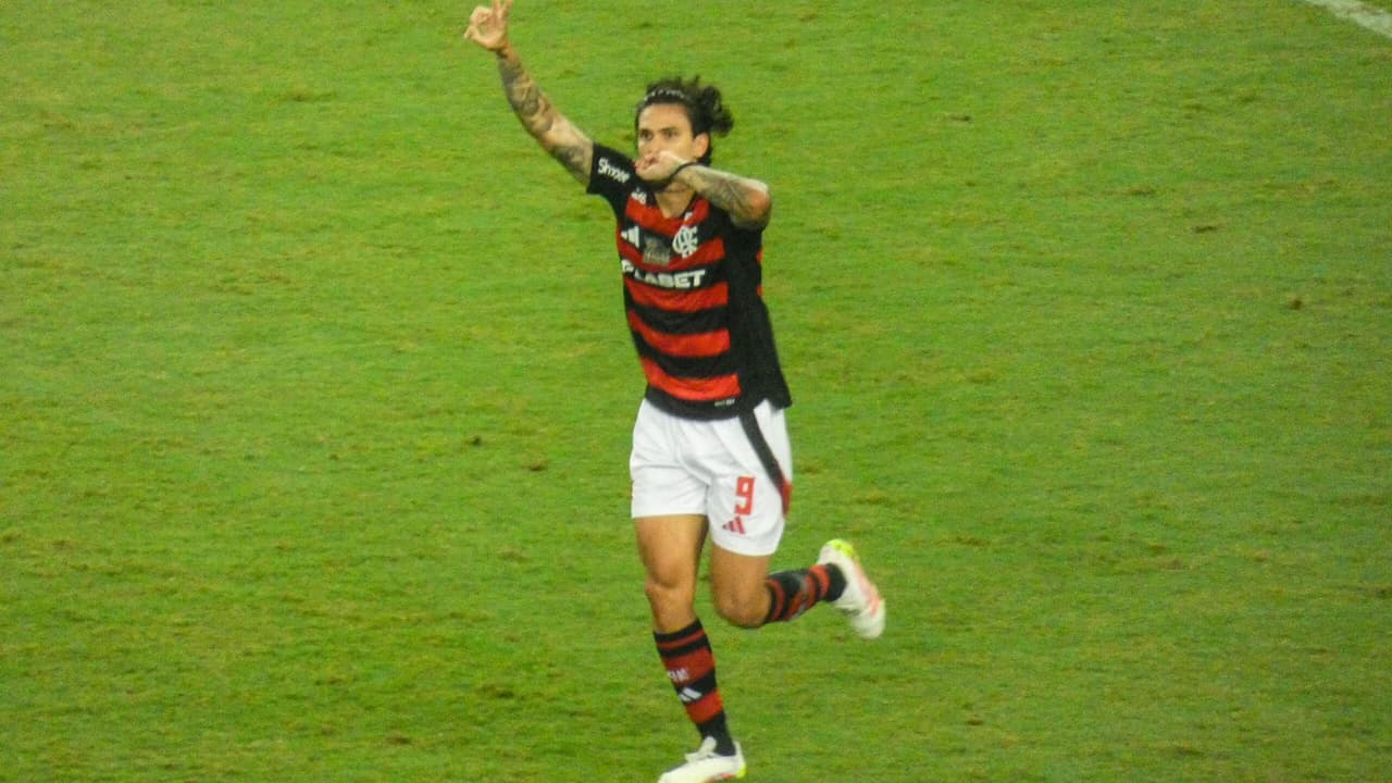 Pedro brilha e Flamengo mantém liderança no Brasileirão com vitória sobre Juventude.