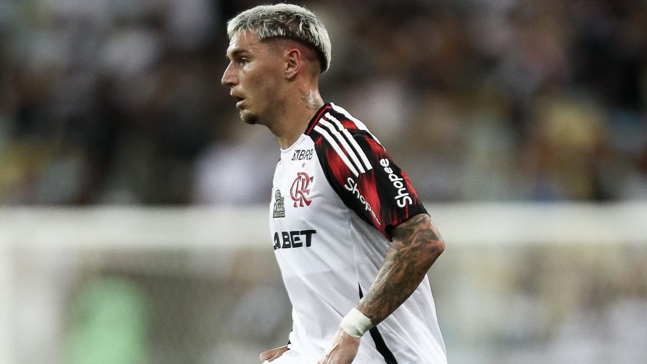 Varela analisa possíveis titulares na lateral esquerda no Flamengo.