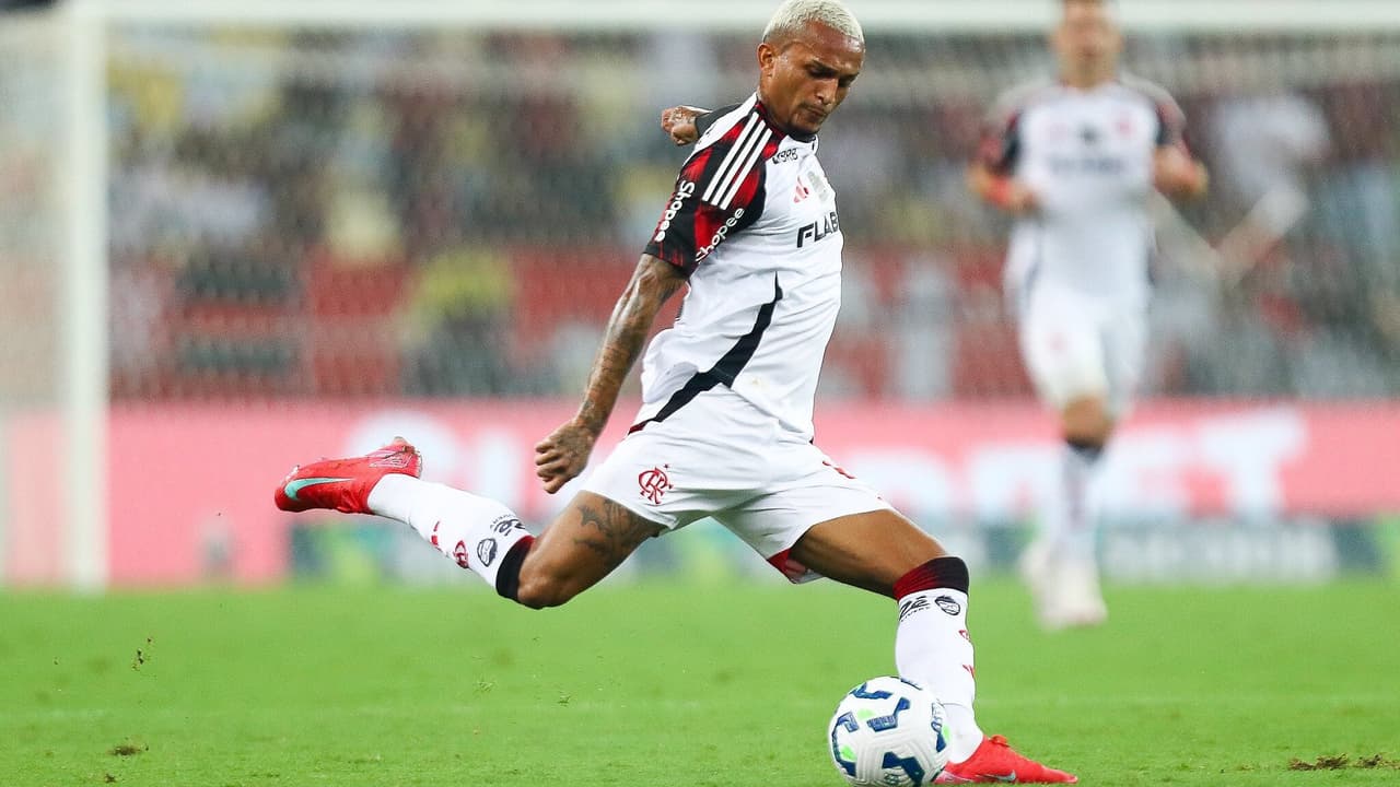 Flamengo exagera em cruzamentos e empata em clássico contra o Vasco