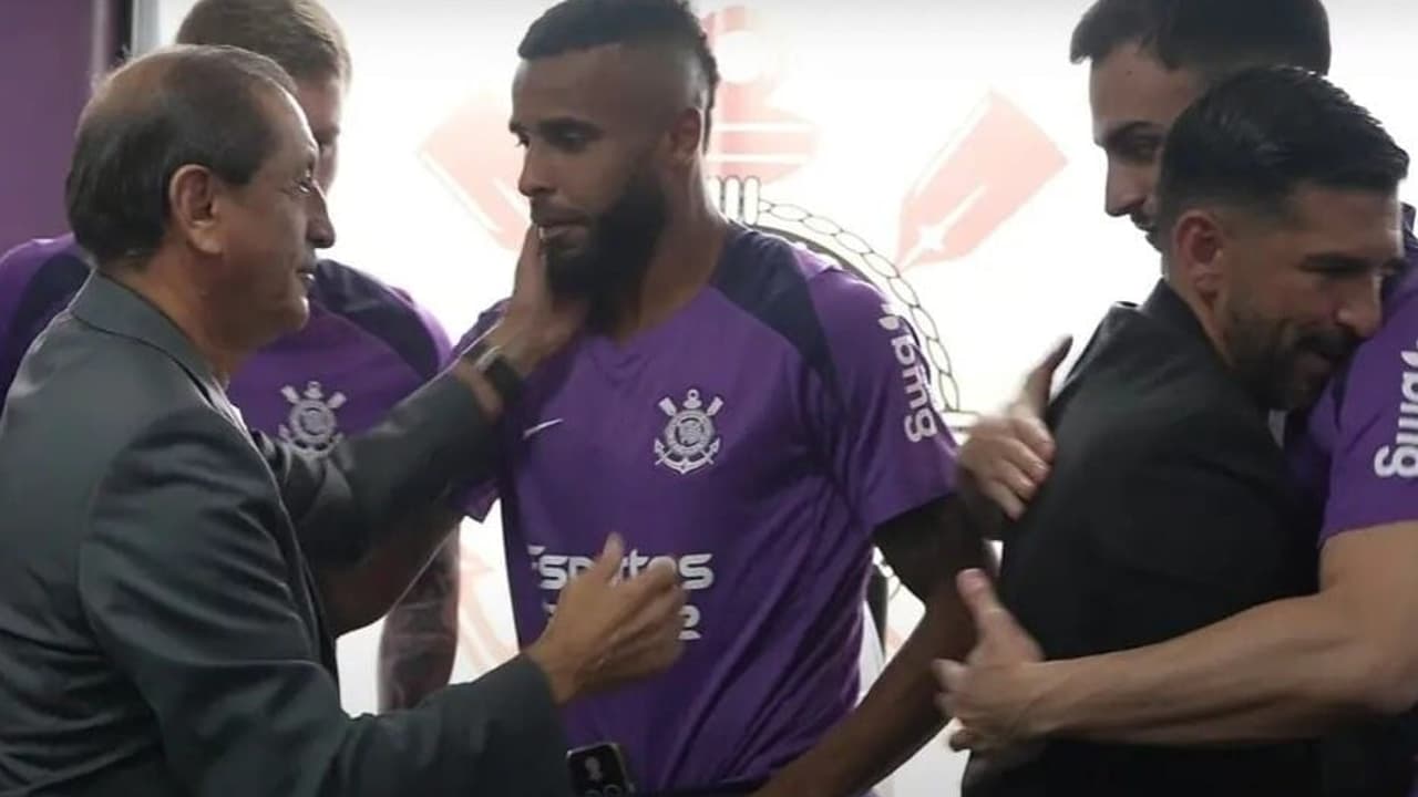 Ramón Díaz visita CT e se despede do elenco do Corinthians