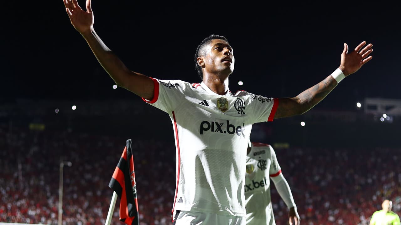 Bruno Henrique assume liderança em gols no Flamengo às vésperas do retorno de Pedro.