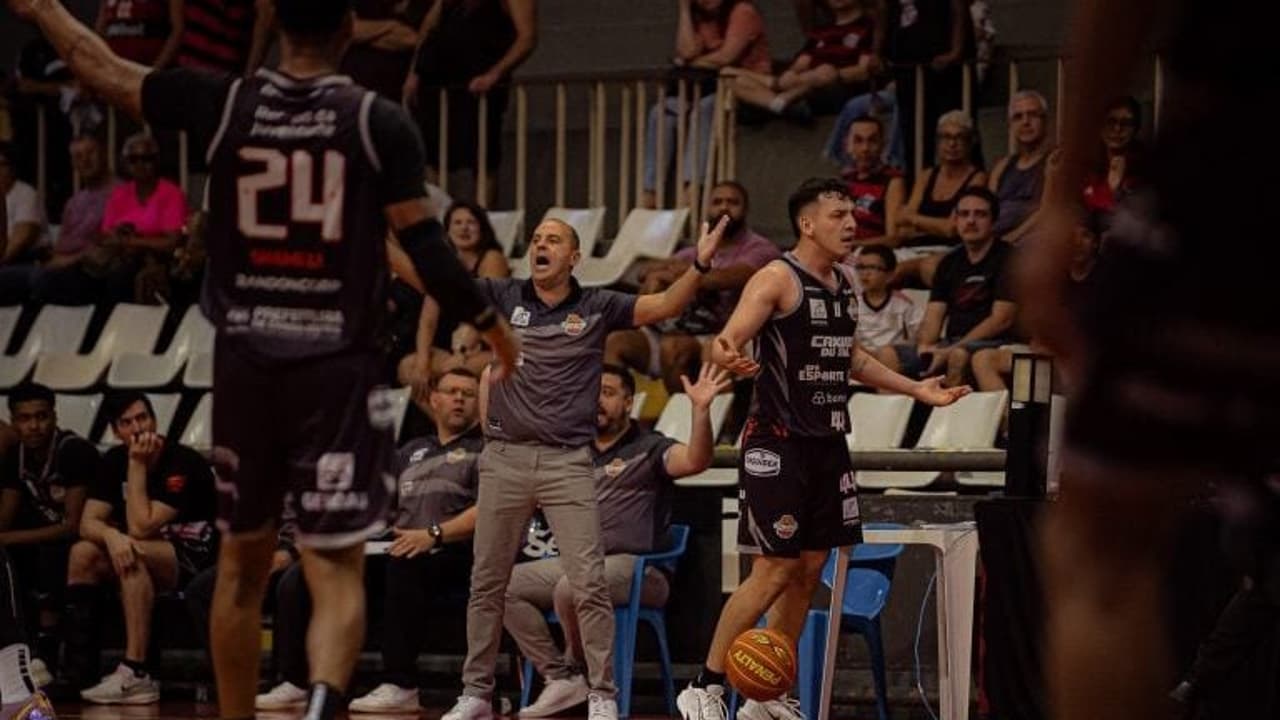 Caxias surpreende Flamengo nos Playoffs do NBB e garante vitória importante.