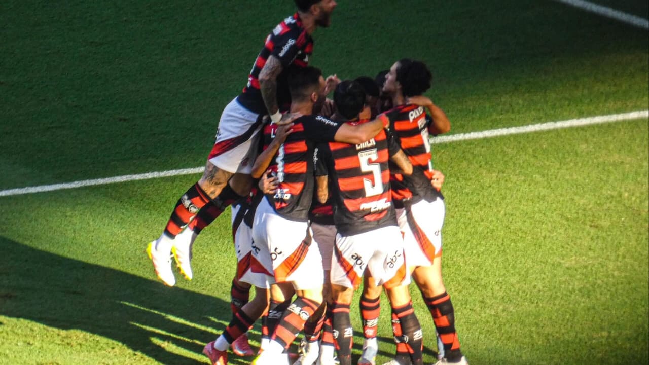 Pedro marca dois gols e Flamengo domina Corinthians no Maracanã