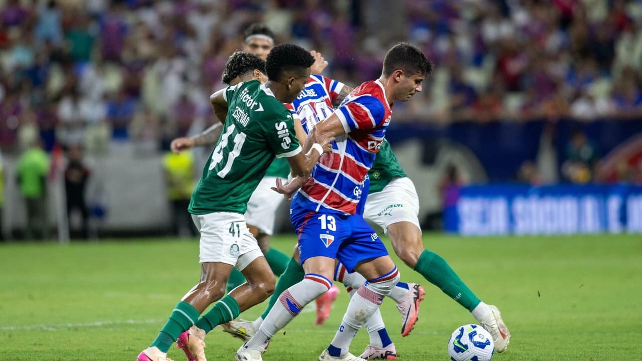 Cbf divulga áudio do VAR sobre lance de pênalti polêmico em jogo decisivo.