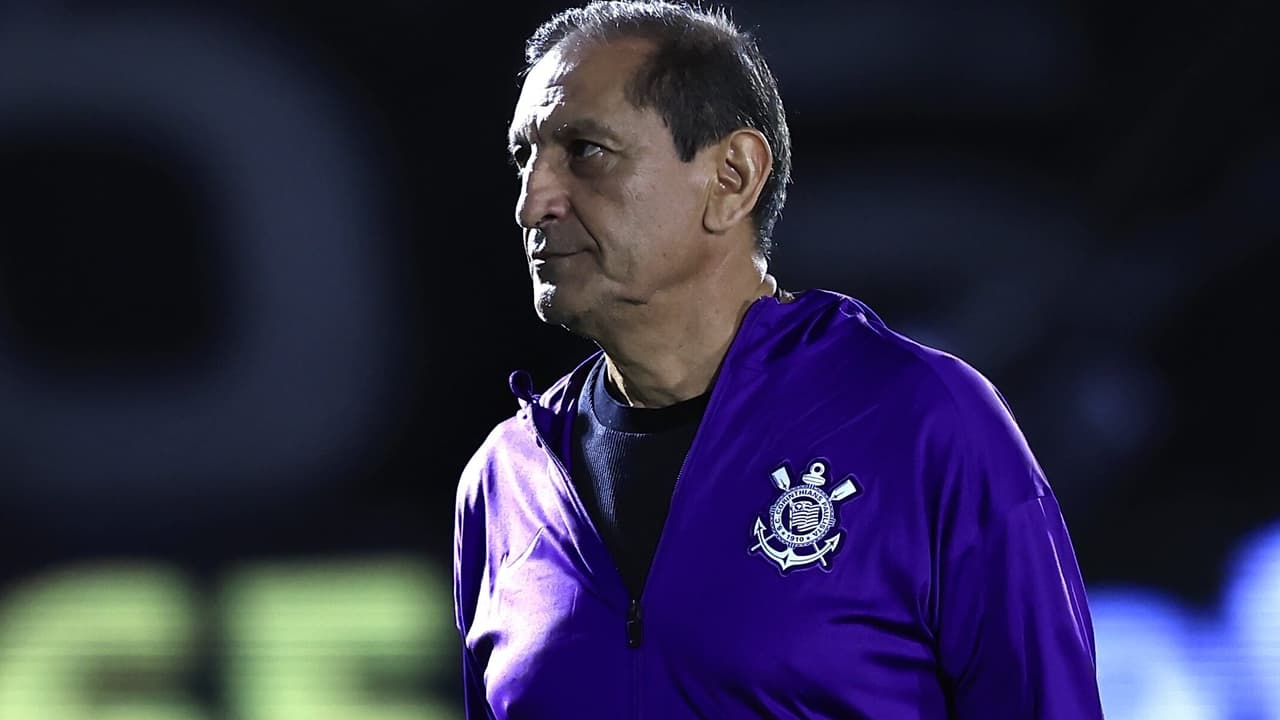 Corinthians anuncia demissão do técnico Ramón Díaz: mudança estratégica na equipe.