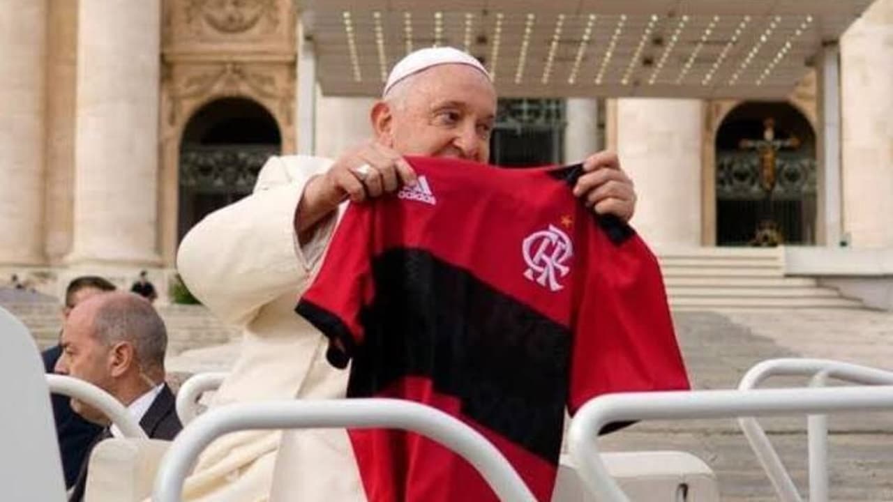 Flamengo Presta Homenagem ao Papa Francisco no Mundo do Futebol