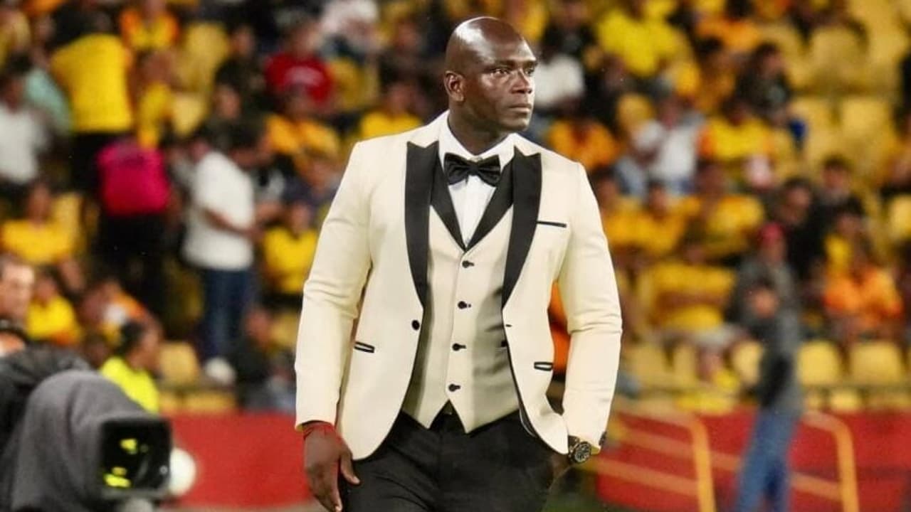 Técnico do Barcelona-EQU chama atenção com novo traje de Algoz do Corinthians