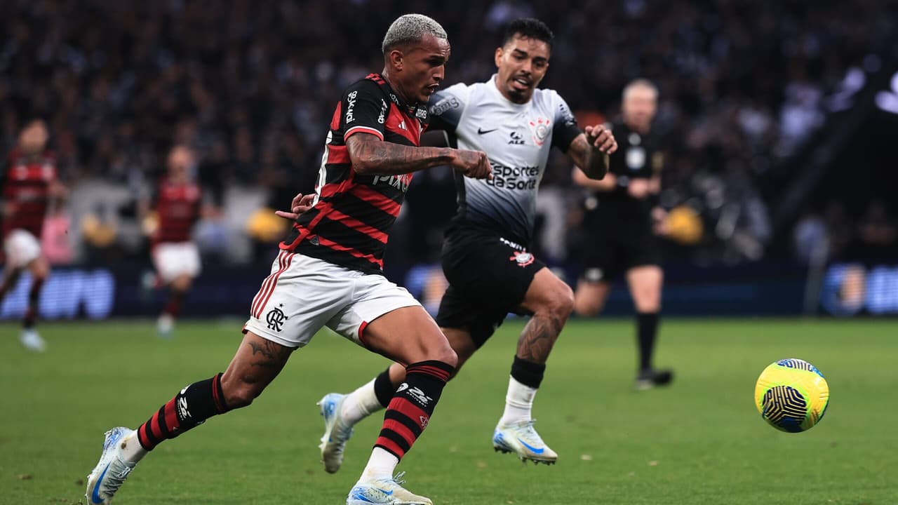 Flamengo busca manter série invicta diante do Corinthians na final recente.