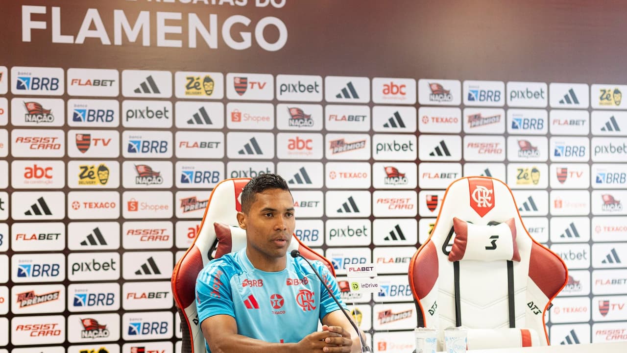 Alex Sandro projeta confronto entre Flamengo e LDU: expectativa alta no ar.