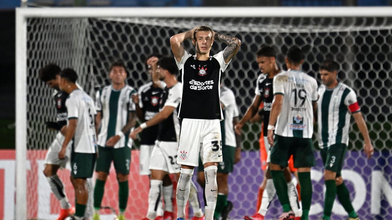 Racing x Corinthians: arbitragem contestada durante partida de futebol.