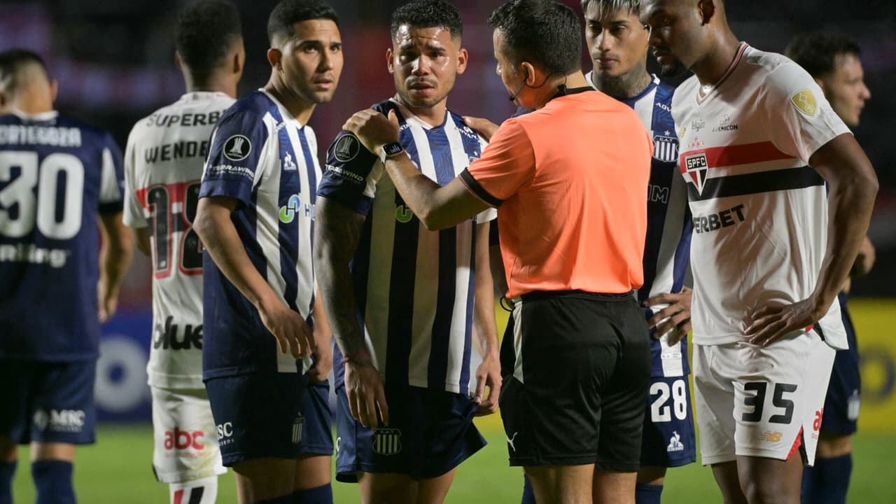 Jogador do Talleres denuncia Bobadilla, do São Paulo, por ato de xenofobia