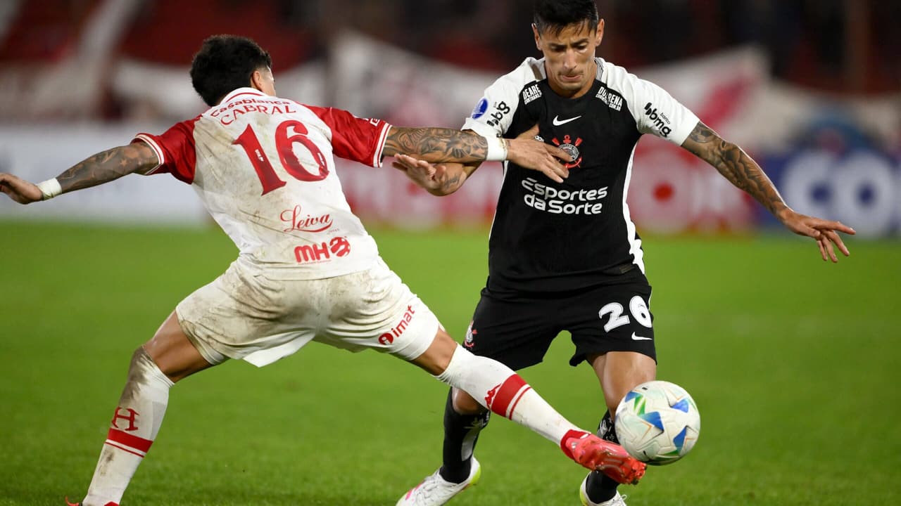 Especialista aponta pênalti não assinalado em Huracán x Corinthians.