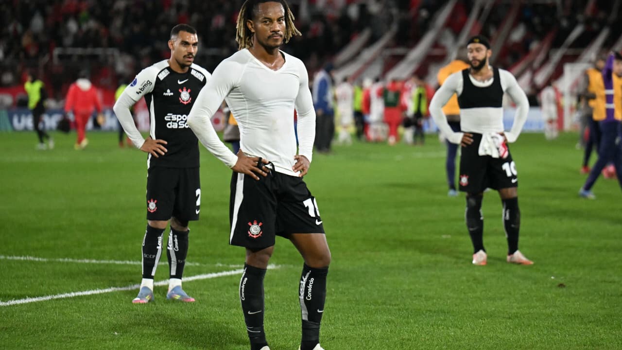 Decepção no Corinthians: Carrillo desabafa após eliminação na competição.