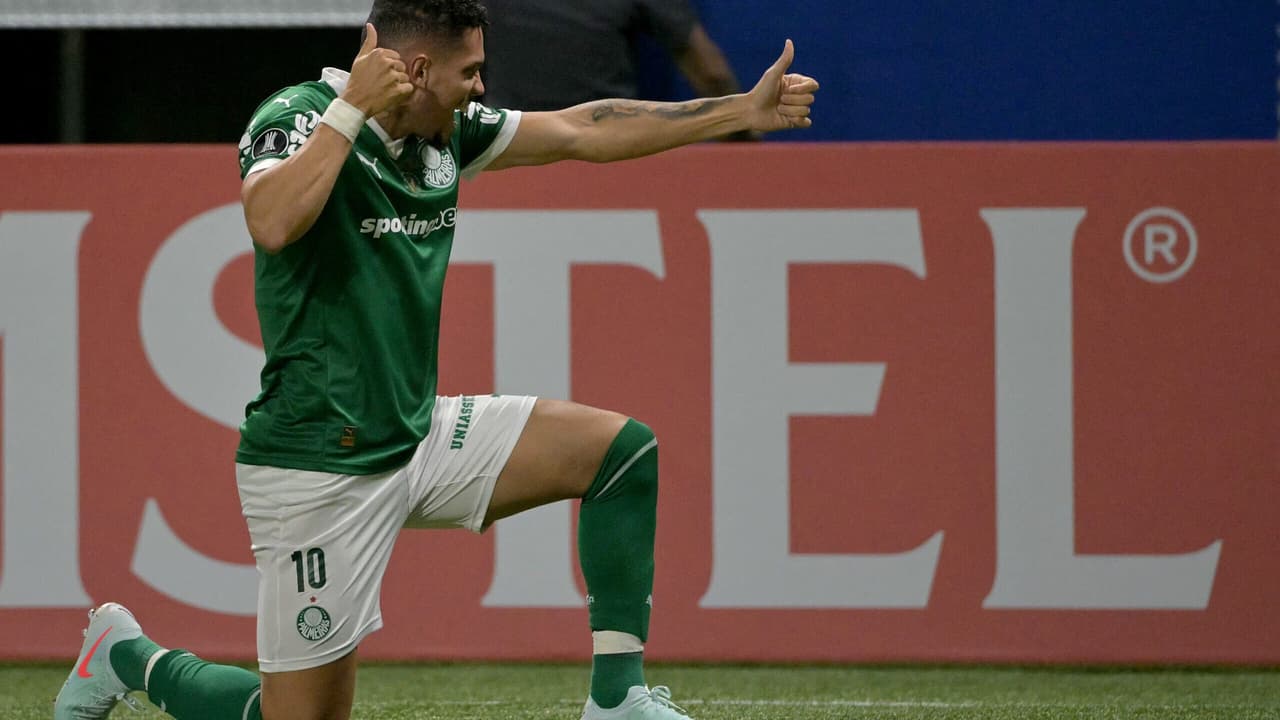 Paulinho faz primeiro gol e Palmeiras goleia na Libertadores.