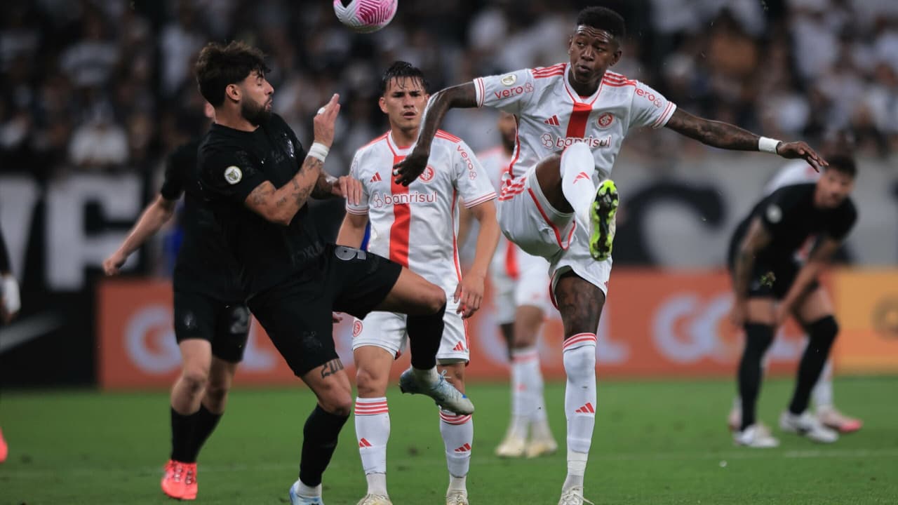 Corinthians enfrenta rival após reviravolta que impulsionou recorde no Brasileirão.