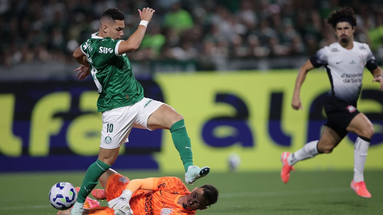 Auxiliar do Palmeiras comenta condição física de Paulinho e indica data de retorno