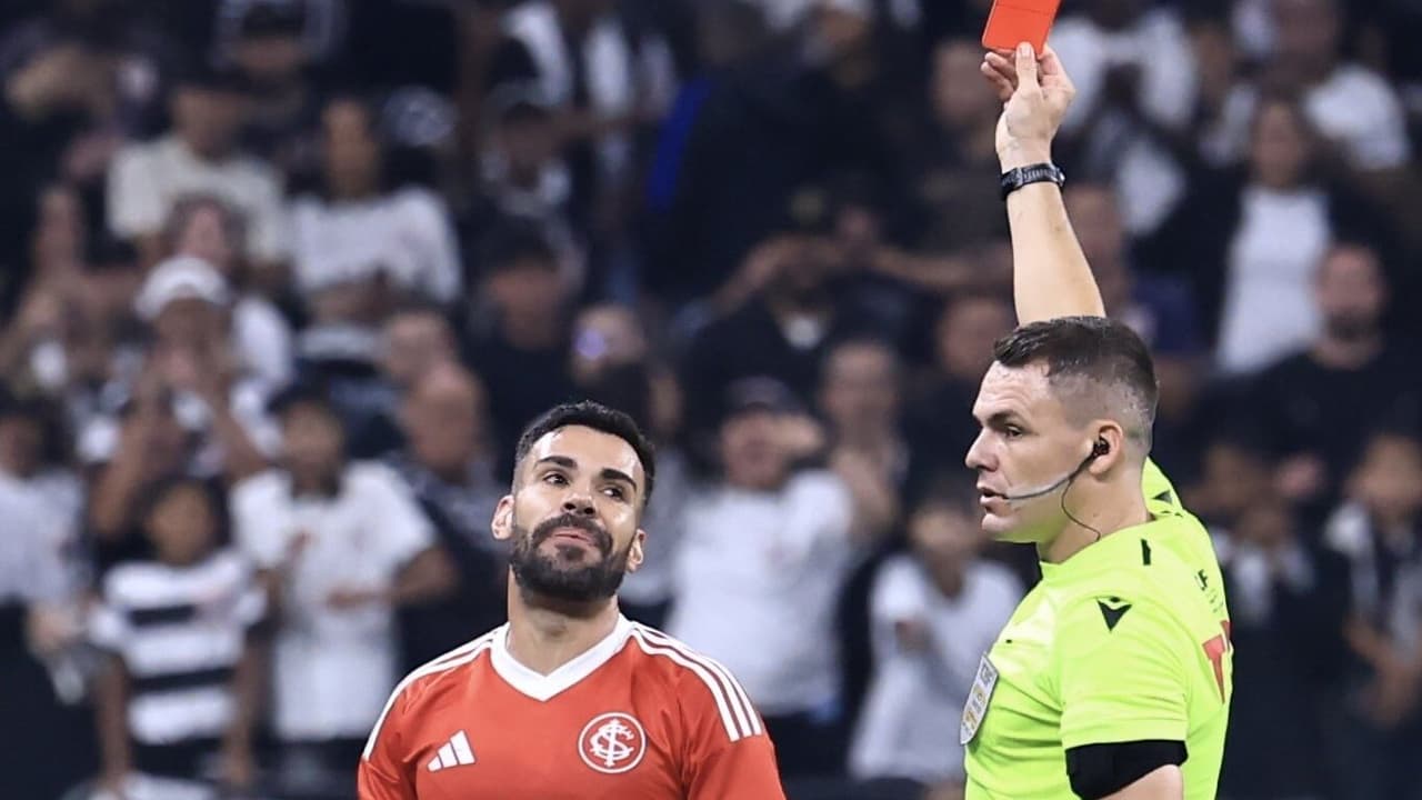 Web se indigna com polêmicas de arbitragem e VAR em Corinthians x Internacional.