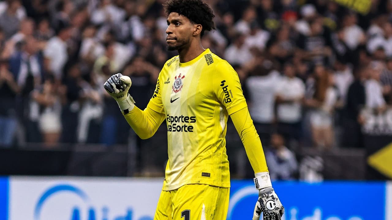 Corinthians coloca Hugo Souza na lista de Ancelotti após dois anos