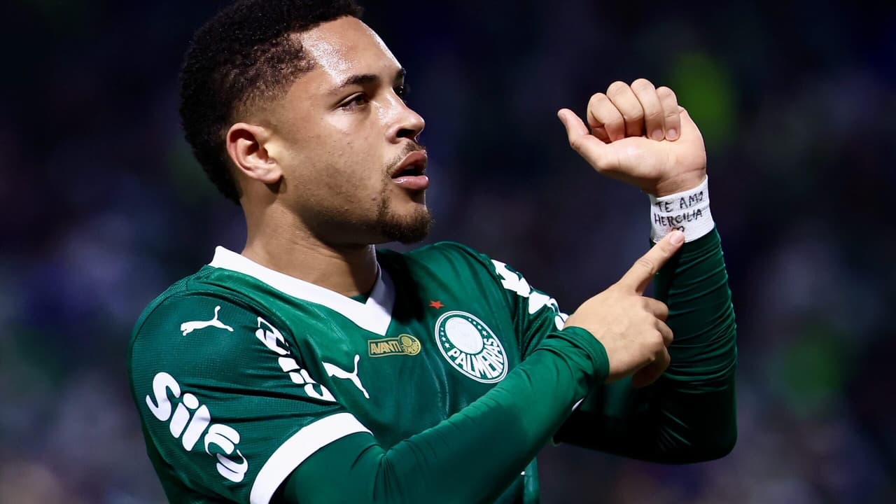 Auxiliar do Palmeiras destaca importância da rotação de elenco e elogia Vitor Roque.