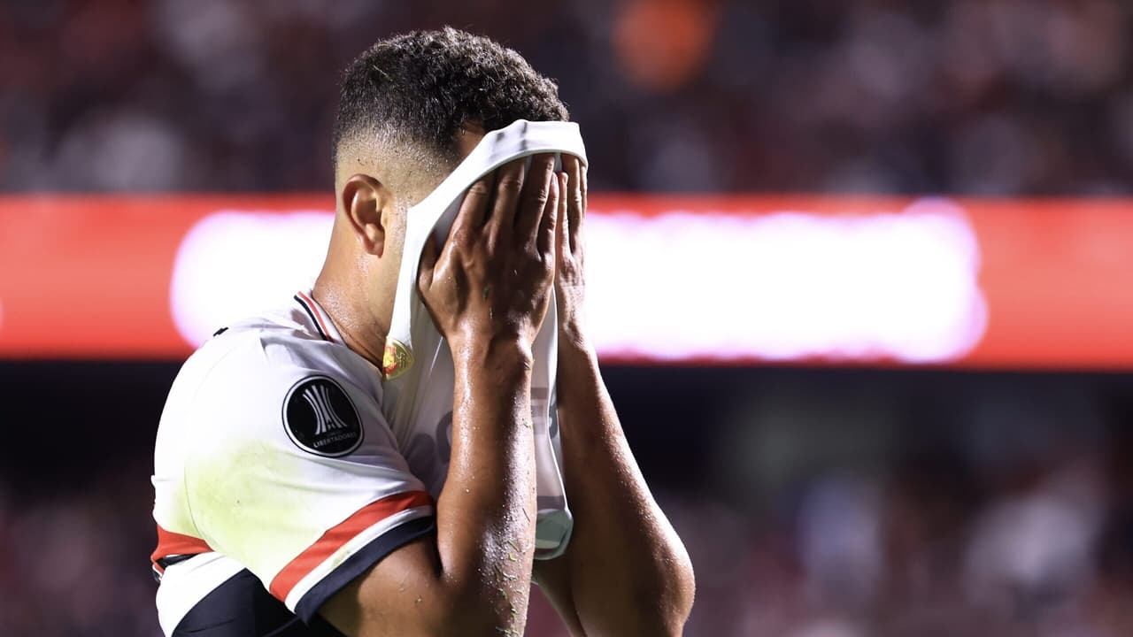 Alisson se desculpa após expulsão em jogo do São Paulo