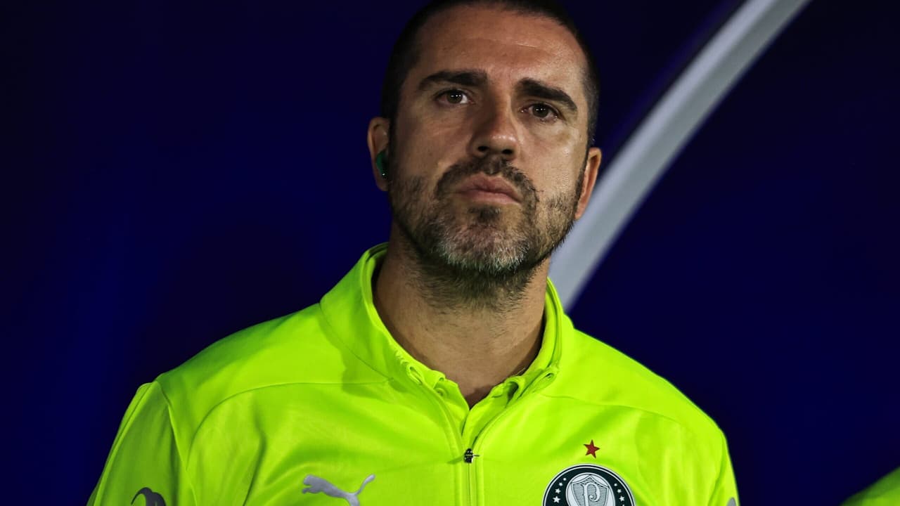 Auxiliar do Palmeiras critica arbitragem por 
