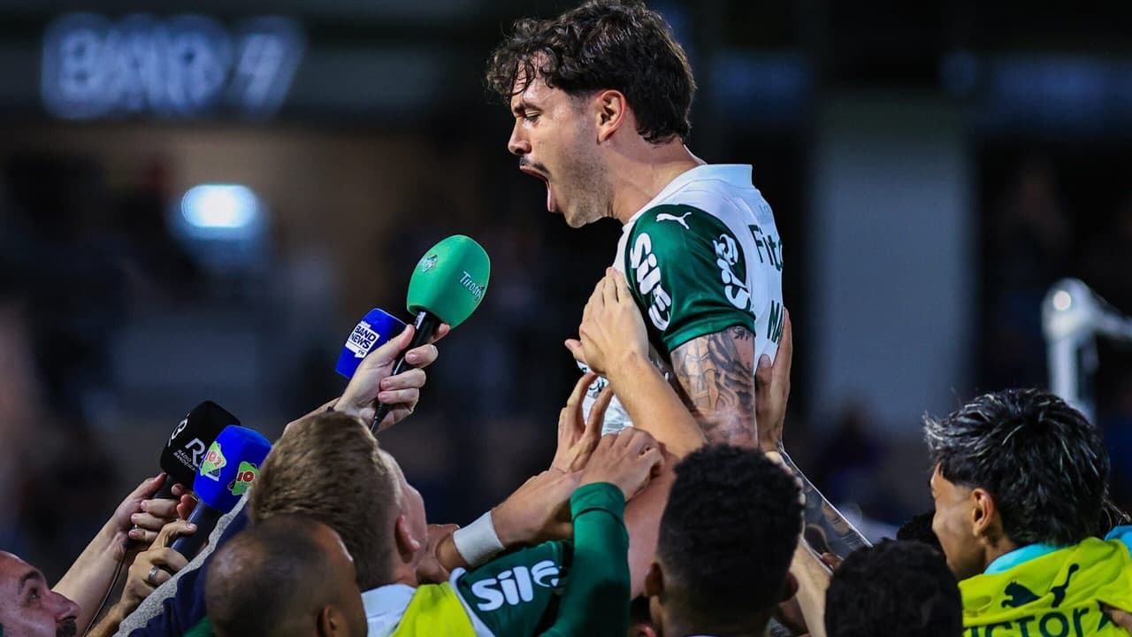 Palmeiras mantém liderança do Brasileirão com virada sobre RB Bragantino.