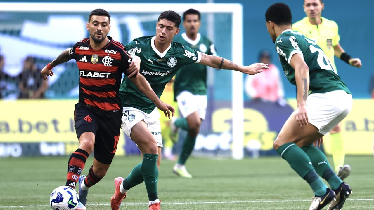 Polêmica sobre pênalti marca partida entre Palmeiras e Flamengo no Brasileirão.