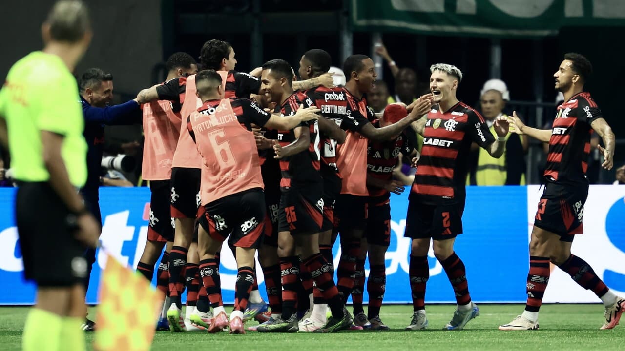 Flamengo derrota Palmeiras e se aproxima da liderança do Brasileirão.