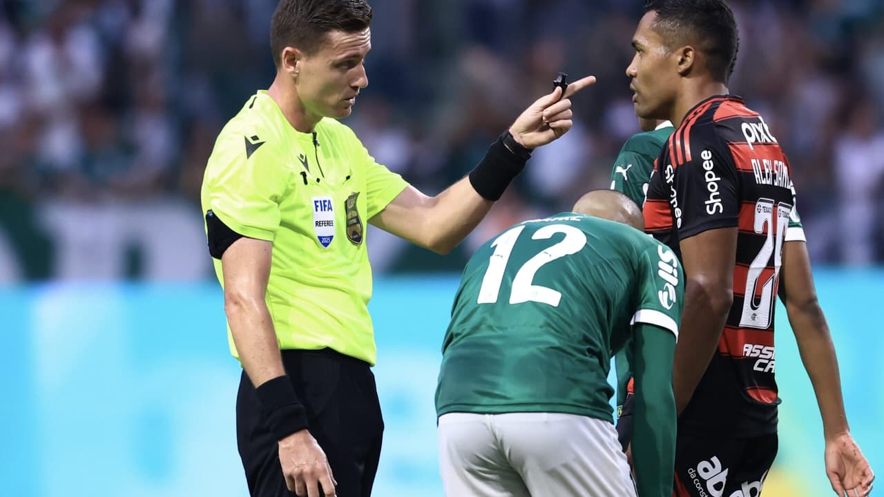 Árbitro corrige súmula e rebate acusação de Boto em Palmeiras x Flamengo.