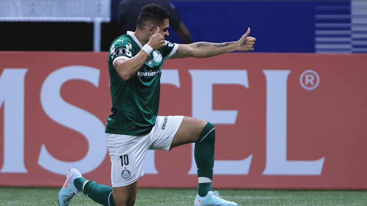 Ao marcar pelo Palmeiras, Paulinho passa marca de Pelé e Zico