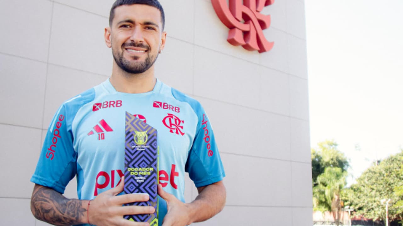 Arrascaeta é eleito melhor jogador do Brasileirão de abril pelo Flamengo