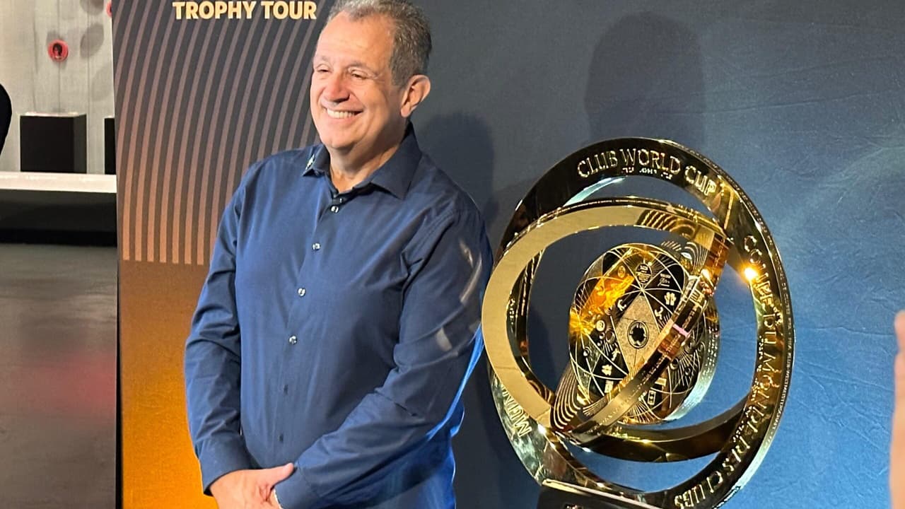 Flamengo recebe taça do Mundial de Clubes no CT da Gávea.