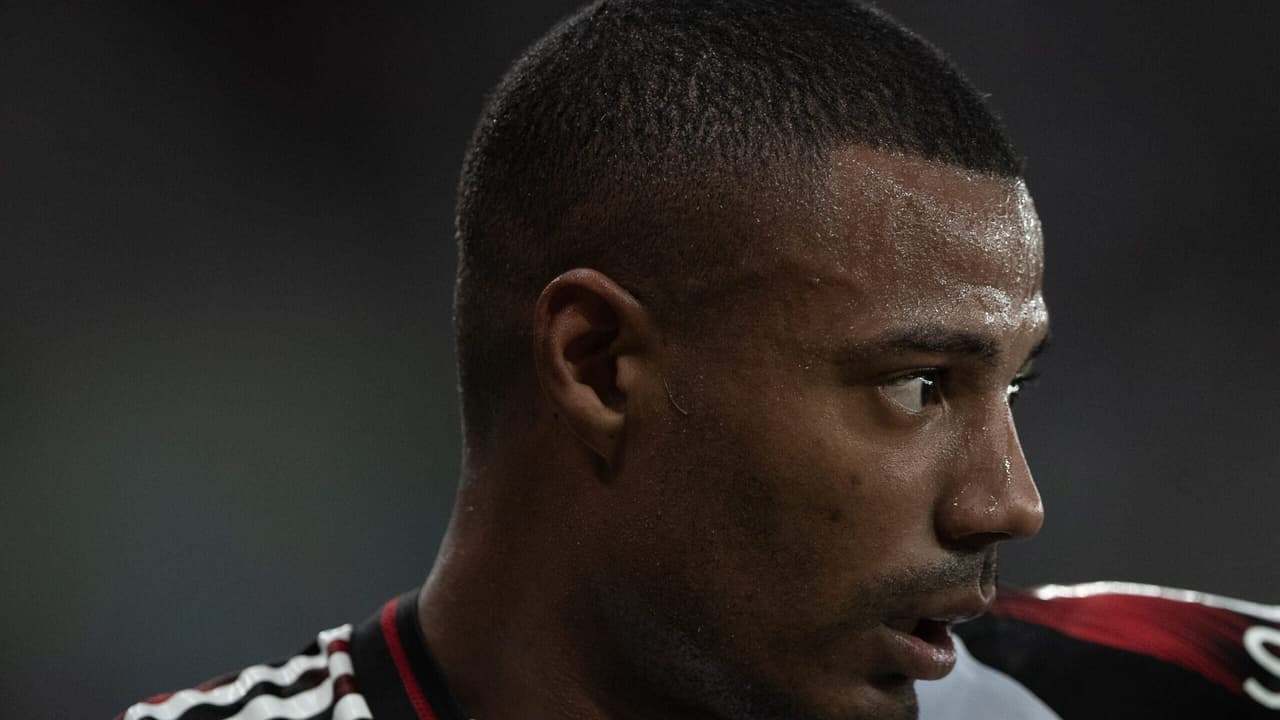 Revolta de De La Cruz durante Palmeiras x Flamengo: comportamento recorrente no futebol.