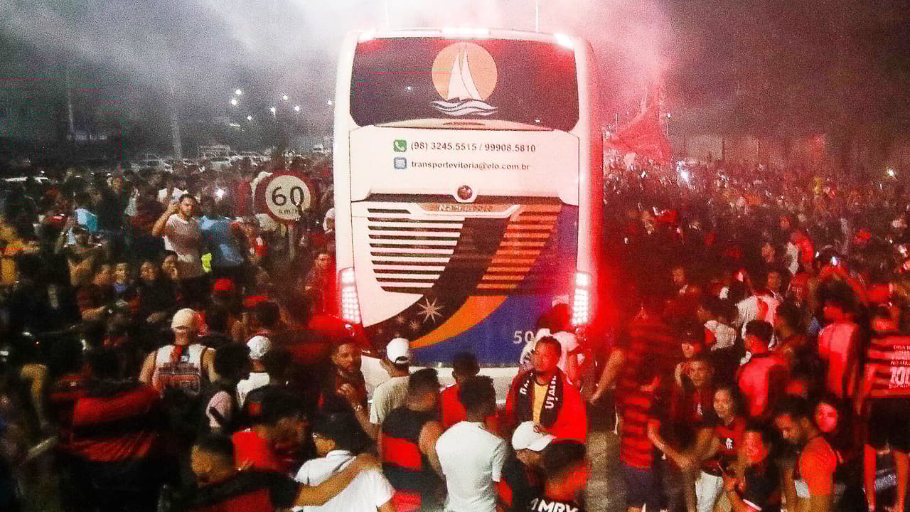 Flamengo desembarca em São Luís recebido por calorosa festa da torcida.