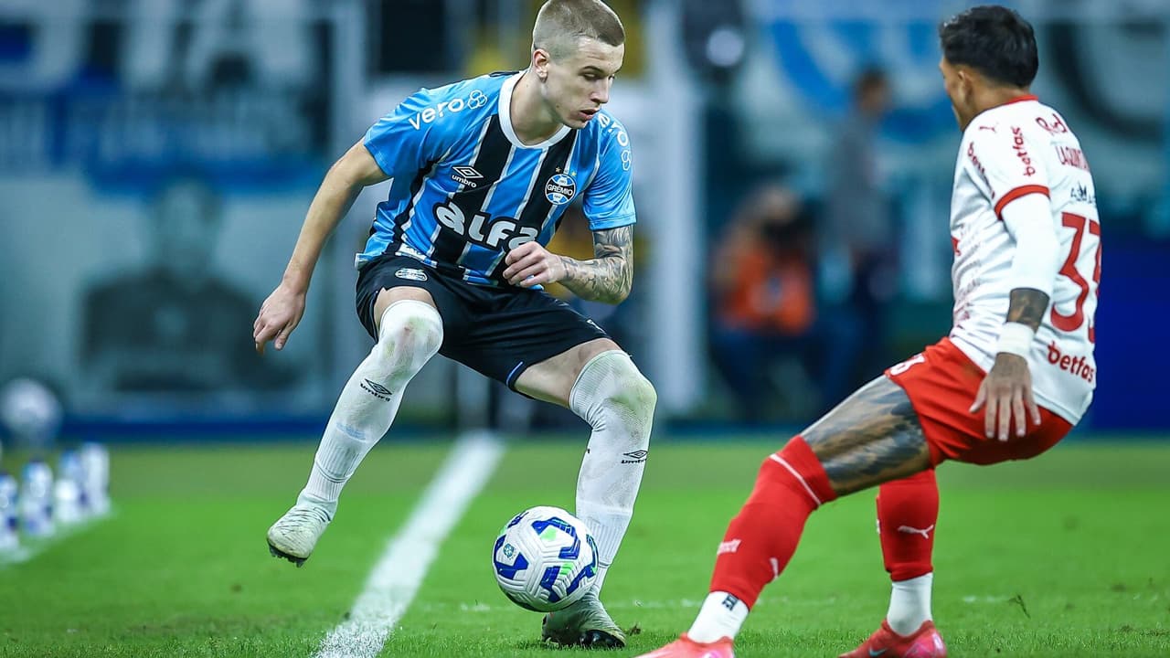 Lateral campeão da Libertadores pelo Grêmio elogia Igor Serrote